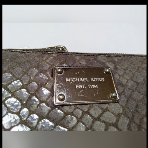 Michael Kors Gray Snake Print pebbled zip Wallet - Picture 10 of 12